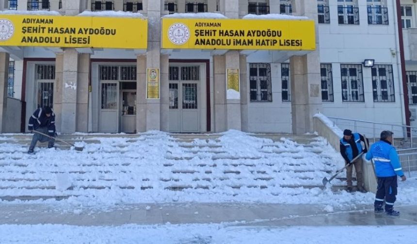 Adıyaman Belediyesi Okul Bahçelerindeki Karları Temizliyor