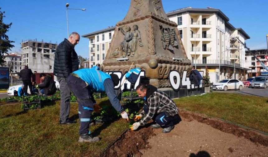 Adıyaman Deprem Anısına Menekşeyle Donatılıyor
