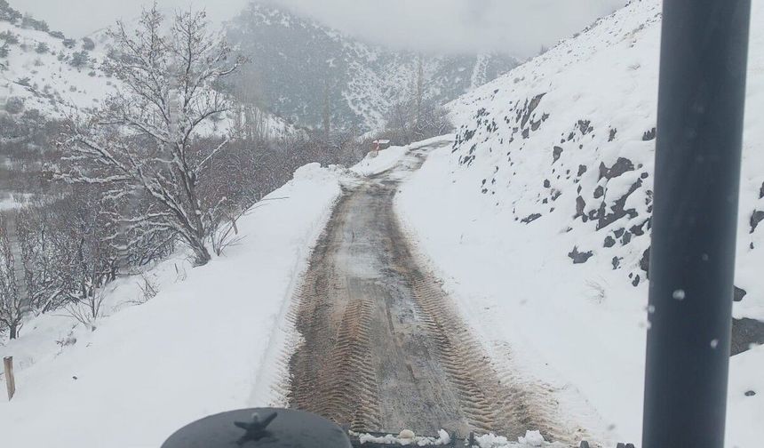 Adıyaman'ın Gölbaşı ilçesinde karla mücadele çalışmaları aralıksız sürüyor