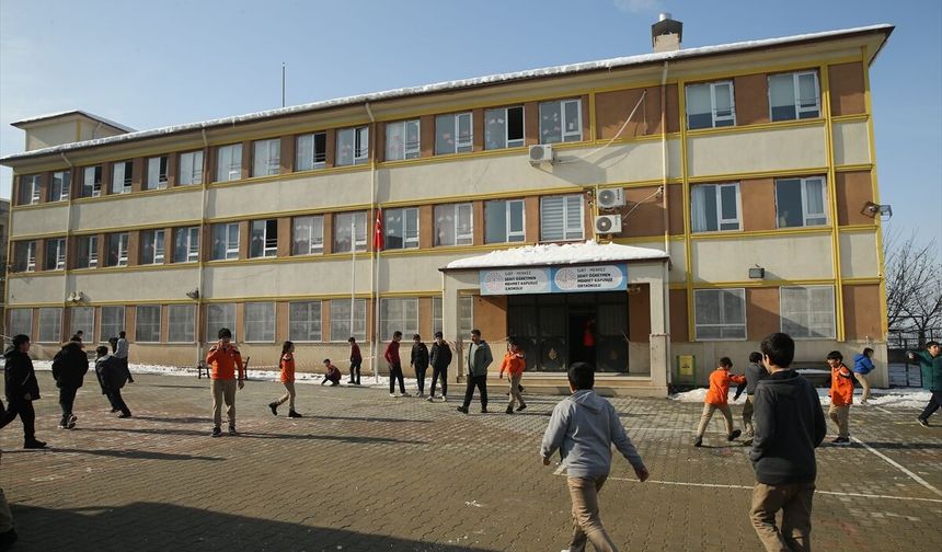 Aydınlı çiftin eğitim sevdası Siirt'te kütüphaneye dönüştü