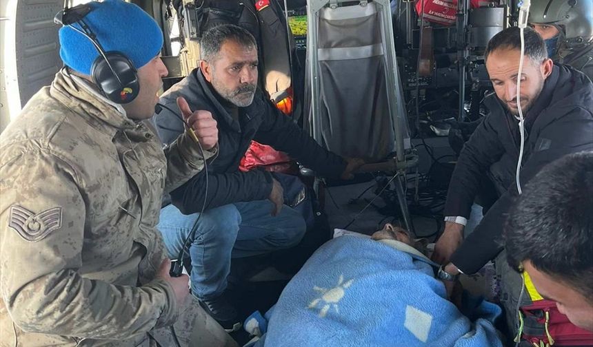 Jandarma yaşlı hastayı helikopterle hastaneye ulaştırdı