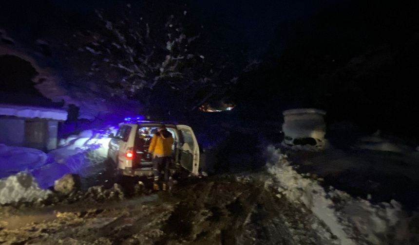 Batman'da yolu kapalı köydeki hasta hastaneye ulaştırıldı