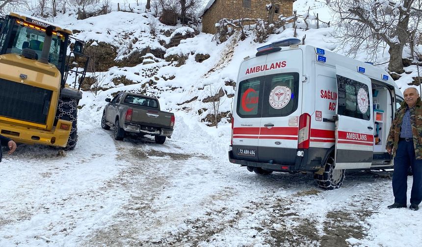 Yolu kapanan köydeki hasta hastaneye ulaştırıldı