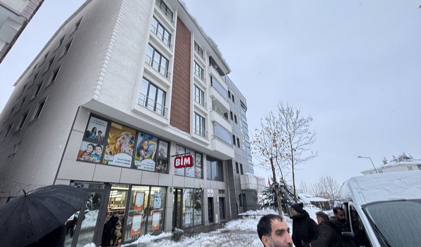 Üzerine kar kütlesi düşen kadın hayatını kaybetti