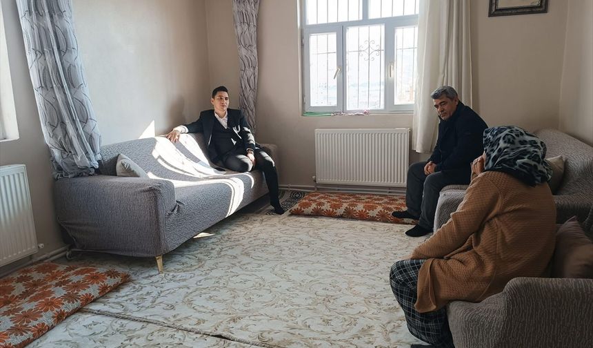 Çermik Kaymakamı Karataş, vatandaşları evinde ziyaret etti