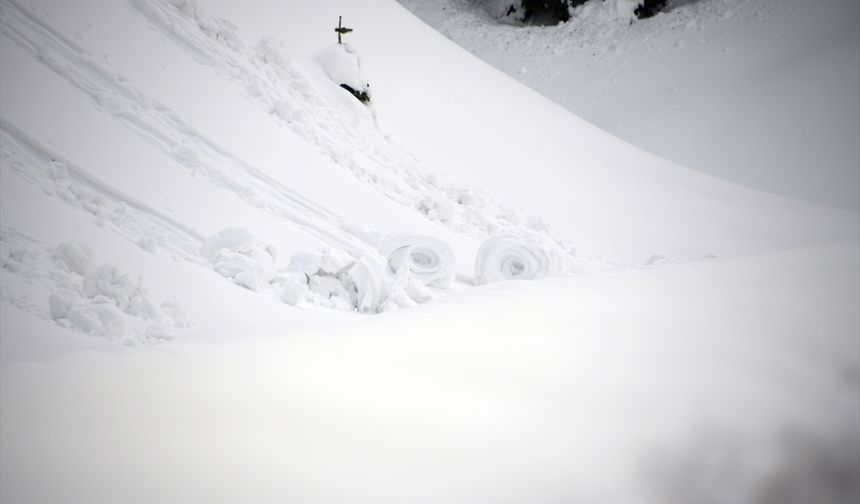 Doğada ender oluşan kar ruloları Ilgaz Dağı'nda görüntülendi