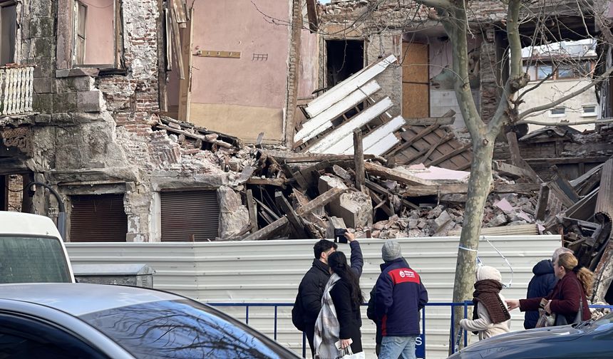 Rüzgar tarihi binada ciddi hasara sebep oldu