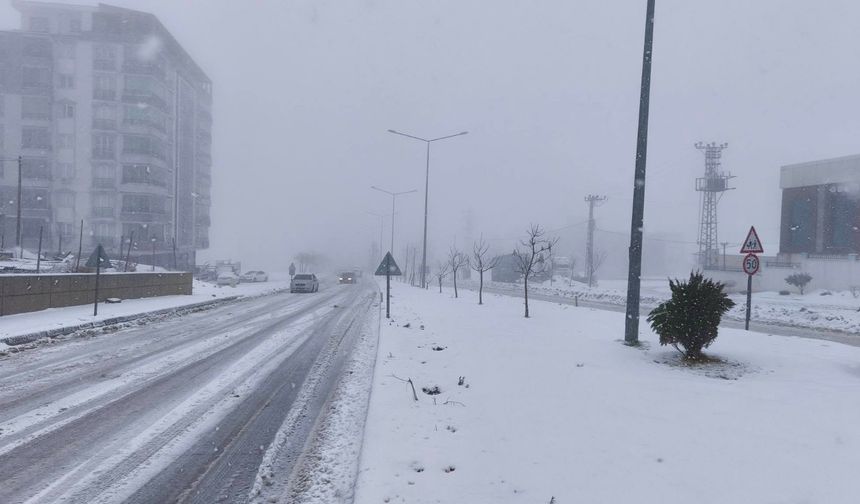 Besni’de Kar Yağışı Etkili Oluyor