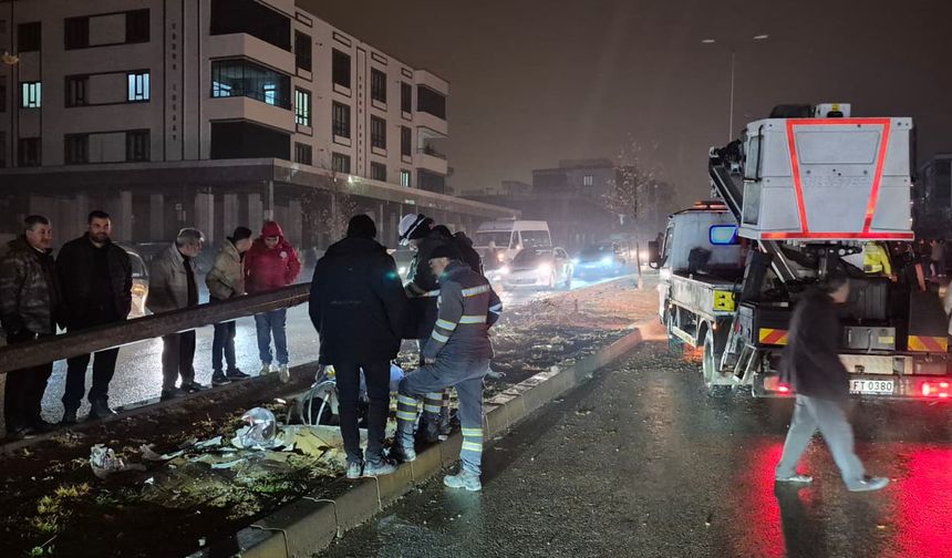Nizip’te Otomobil Elektrik Direğine Çarptı: 2 Yaralı