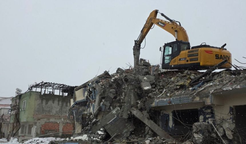 Gölbaşı'nda hasarlı binaların yıkım çalışmaları devam ediyor