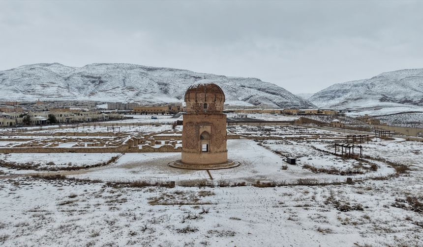 Hasankeyf'te tarihi yapılar beyaz örtüyle kaplandı