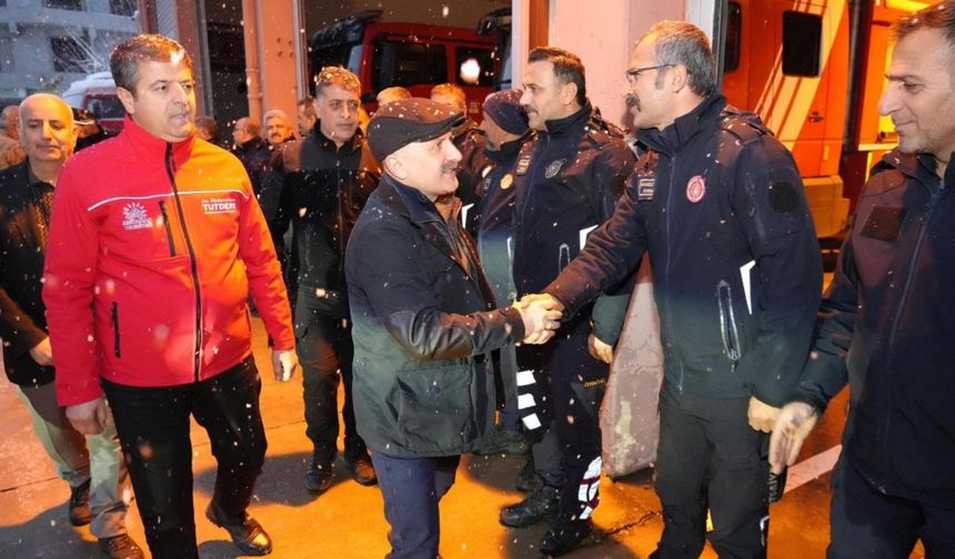 Kar mesaisindeki belediye ekiplerine protokolden ziyaret