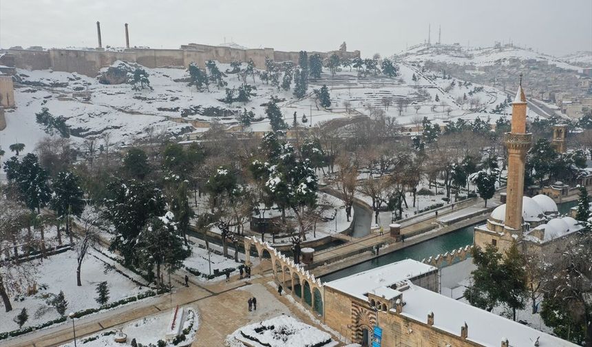 Karla kaplanan Balıklıgöl ve çevresindeki tarihi yapılar dronla görüntülendi
