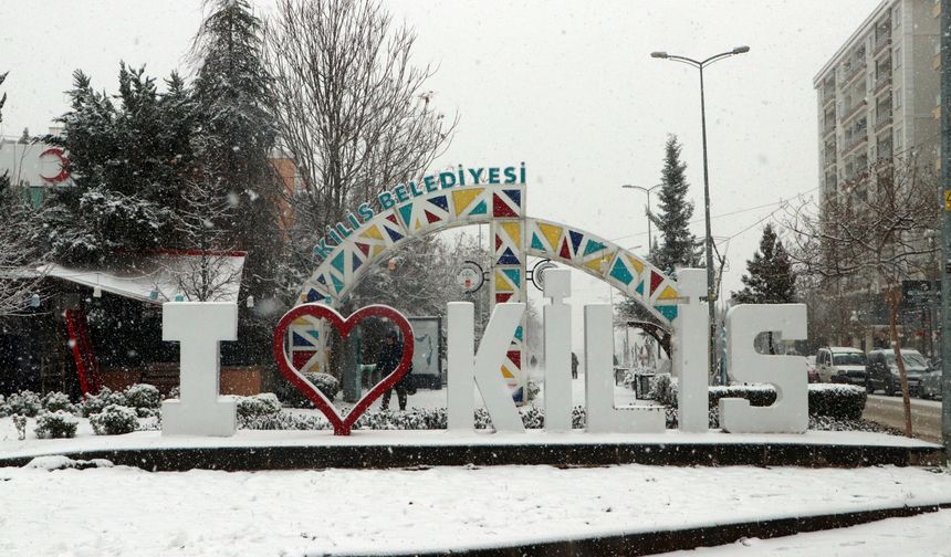 Kilis'te kar yağışı etkili oluyor