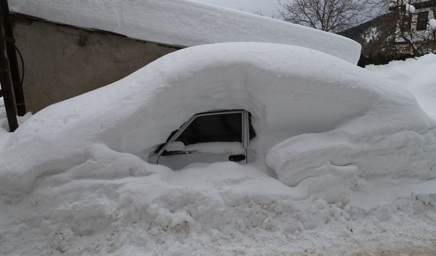 Küre’de Kar 1,5 Metreyi Aştı, Araçlar Kar Altında Kaldı