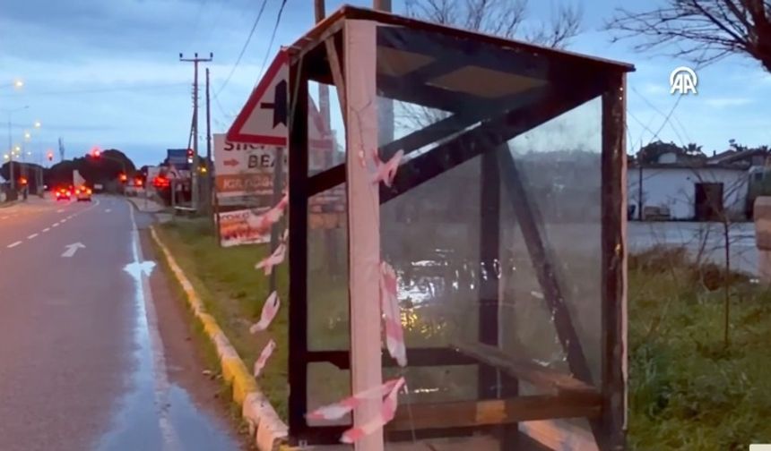 Liseye giden kızı ıslanmasın diye durak yaptı!