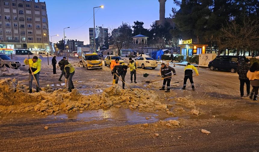 Mardin'de karla mücadele çalışmaları sürüyor