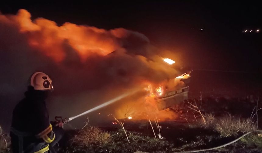 Mardin'de devrilen tırda çıkan yangın söndürüldü