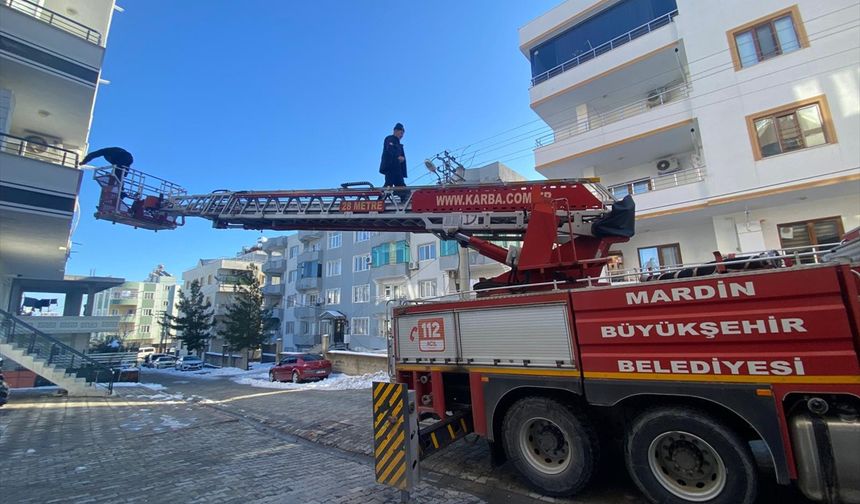 Balkonda mahsur kalan kadını itfaiye ekipleri kurtardı