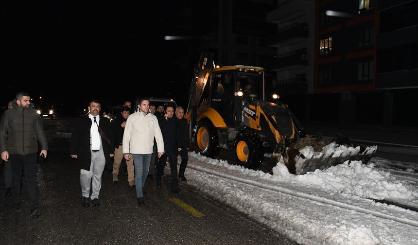 Nusaybin Kaymakamı karla mücadele çalışmalarını inceledi