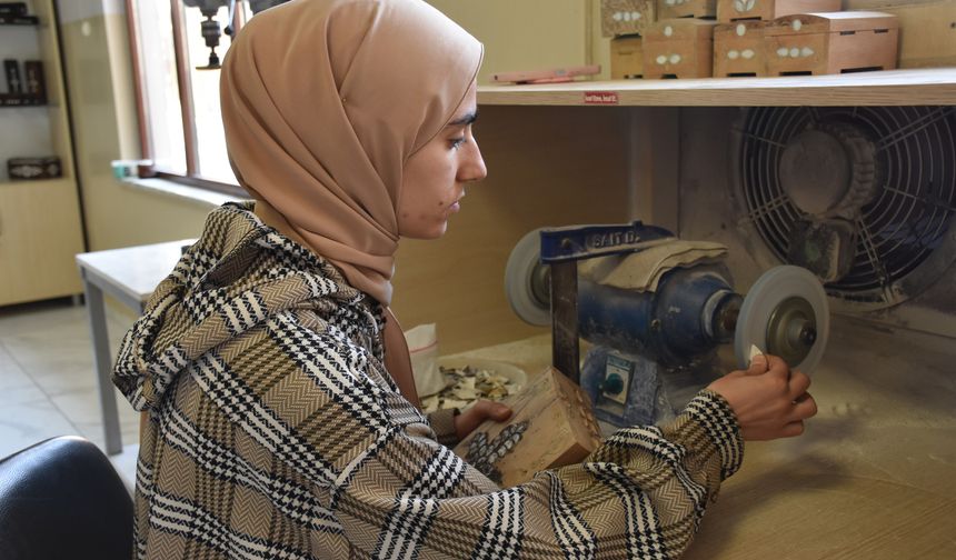 Sedef işlemeciliği Gaziantepli kadınlarla