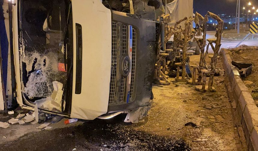 Siirt’te Kamyonetle Hafif Ticari Araç Çarpıştı: 4 Yaralı