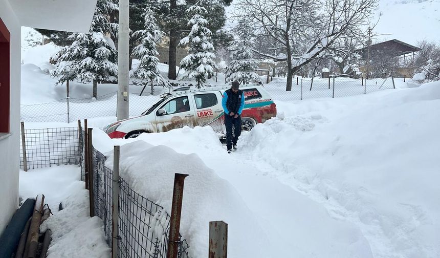 Yolu kapanan köydeki hastayı UMKE hastaneye ulaştırdı