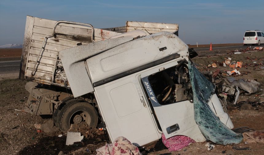 2 tırın çarpıştığı kazada, sürücüler yaralandı