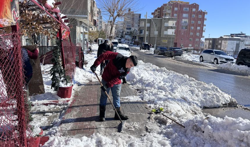 Çocuklar kar keyfini poşet ve tepsilerle kayarak çıkardı