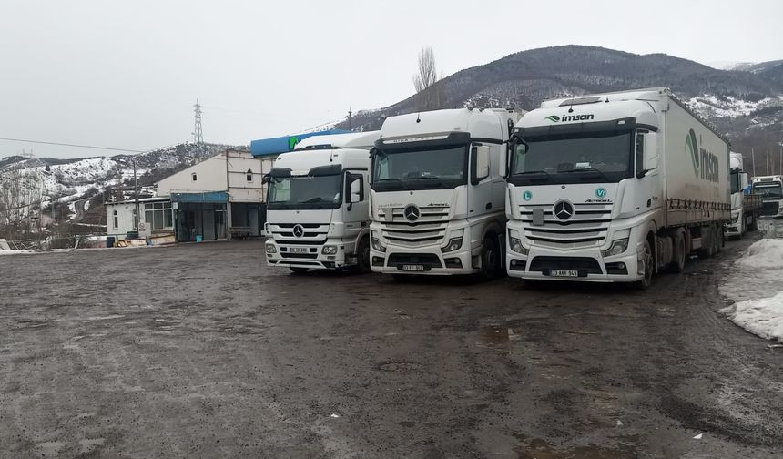 Ardahan'da Türkgözü-Posof-Damal karayolu tırlara kapatıldı