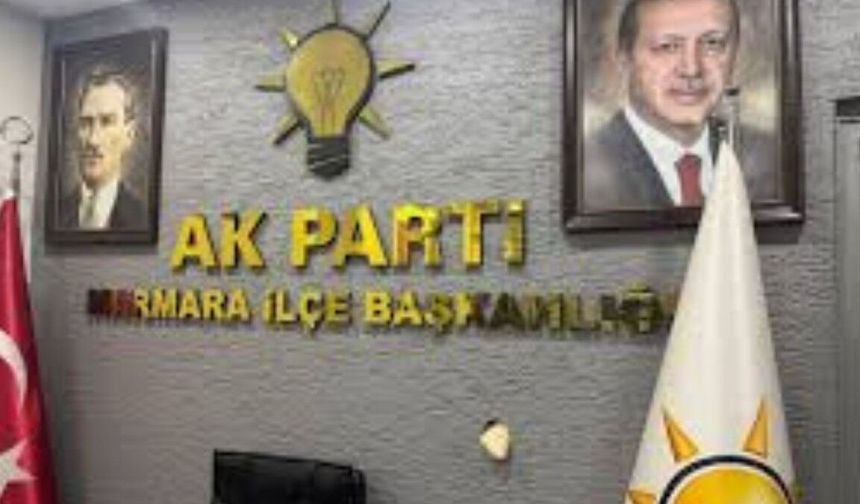 AK Parti Marmara İlçe Başkanlığı'na taşlı saldırı
