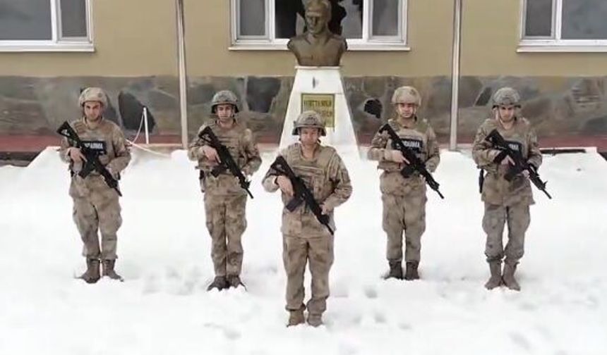 Bulgaristan’daki Nine Hakkari’deki Jandarmaya Çorap Ördü