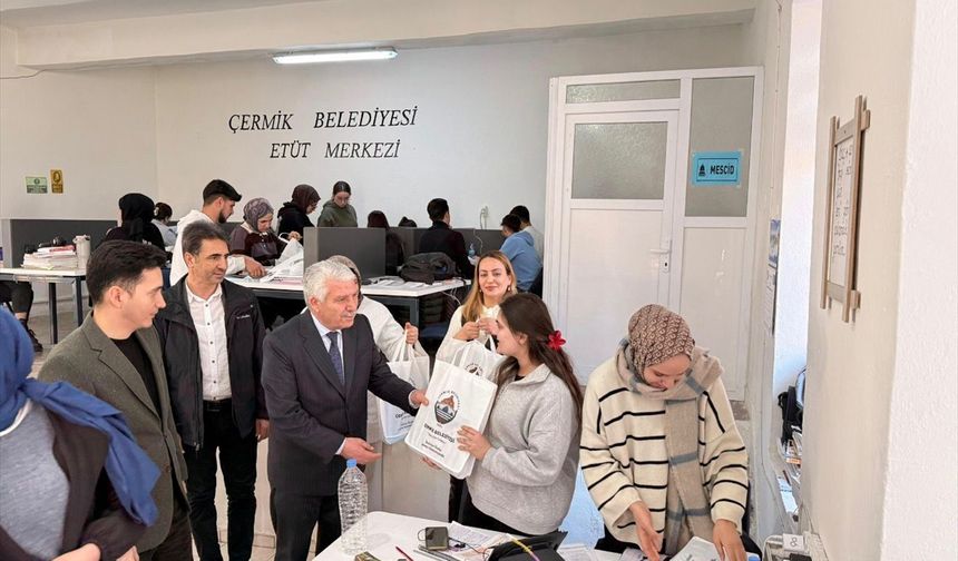 Çermik'te sınavlara hazırlanan gençlere kaynak kitap desteği