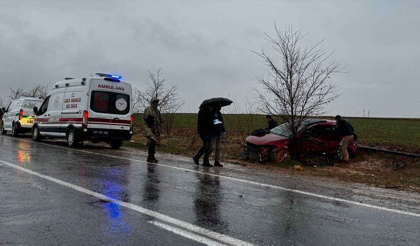 Tır ile otomobilin çarpıştığı kazada 2 kişi öldü, 3 kişi yaralandı