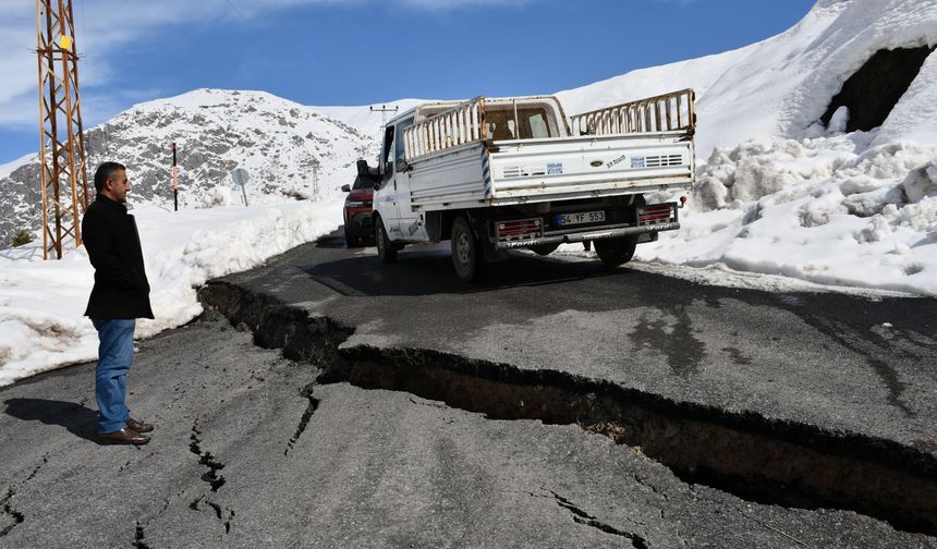 Hakkari'de kar ve sağanak nedeniyle yolun bir kısmı çöktü