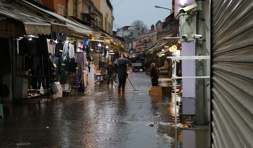 İzmir'de sağanak hayatı olumsuz etkiledi