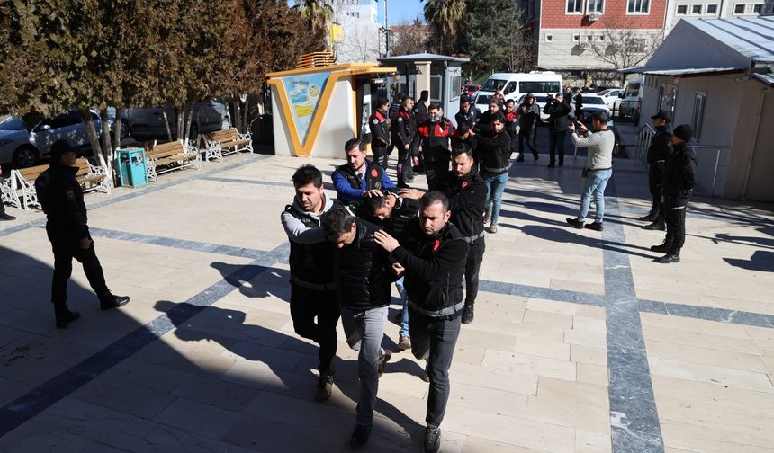 Şanlıurfa'daki kuyumcu soygununa ilişkin yakalanan 6 şüpheli adliyeye sevk edildi