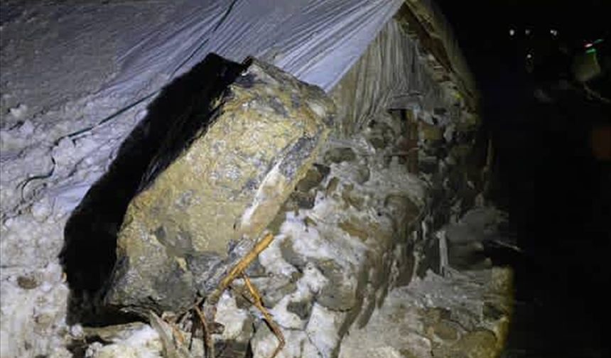 Kaya Parçaları Ağıla Düştü: 20 Hayvan Telef Oldu