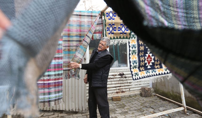 Emekli Çift Atık Kumaşları Kilime Dönüştürüyor