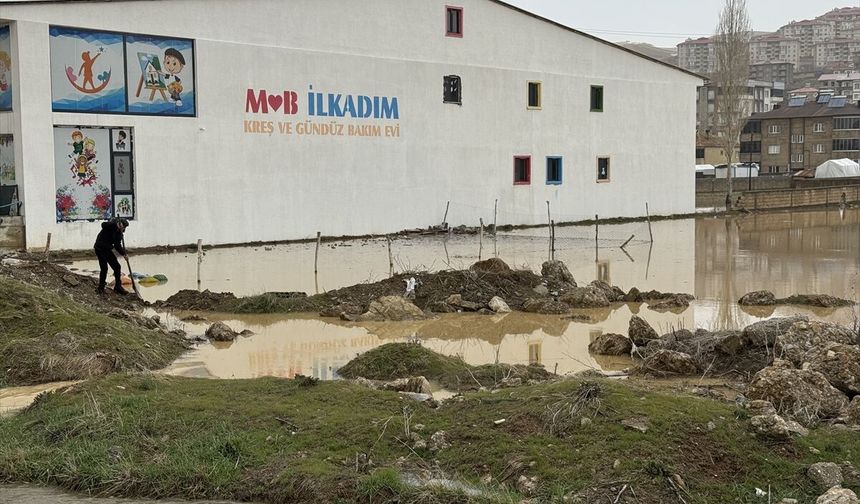 Evler Sular Altında, Okul Bahçesi Doldu