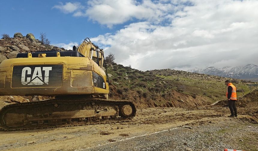 Muş-Kulp Kara Yolu Heyelan Nedeniyle Ulaşıma Kapandı