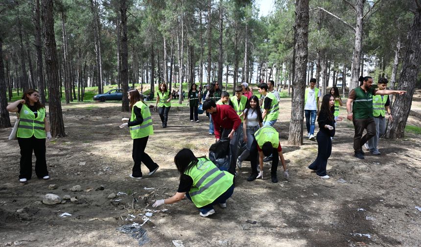 Osmaniye'de Yeşilay gönüllüleri çevre temizliği yaptı