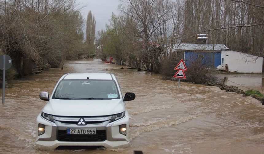Sivas’ta Kızılırmak Taştı, Köy Sular Altında