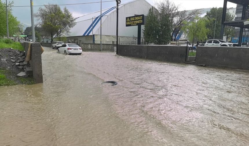Sağanak Tatvan'da da etkili oldu