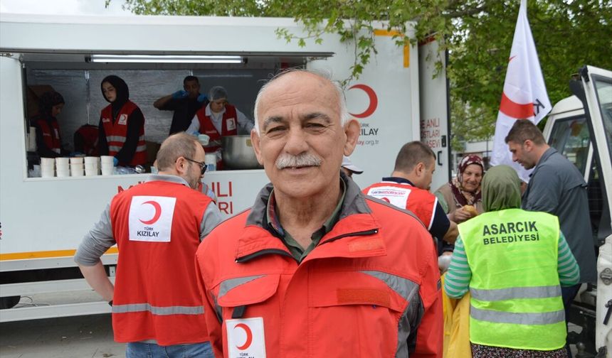 Kızılay Selzedelere Yemek Dağıtıyor