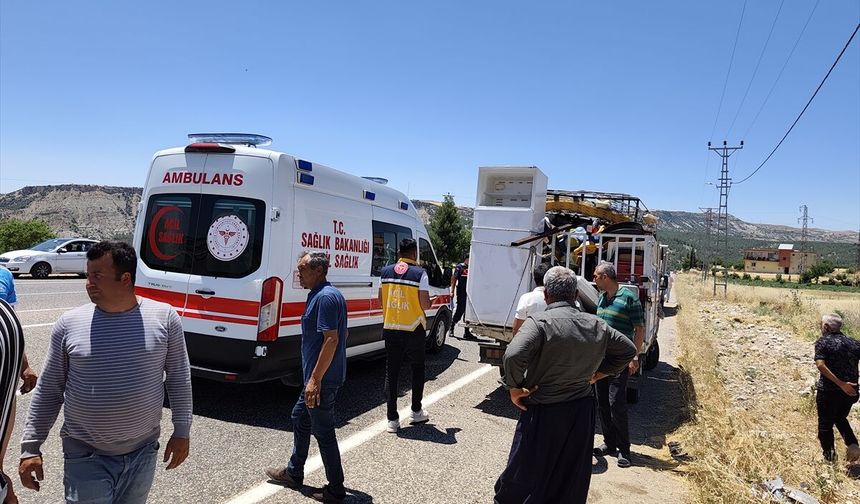 Besni-Adıyaman Karayolu'nda Kaza: Motosiklet ve Kamyonet Çarpıştı