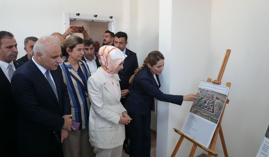 Bakan Göktaş, yapımı süren Diyarbakır Sosyal Hizmet Kampüsü'nde incelemelerde bulundu: