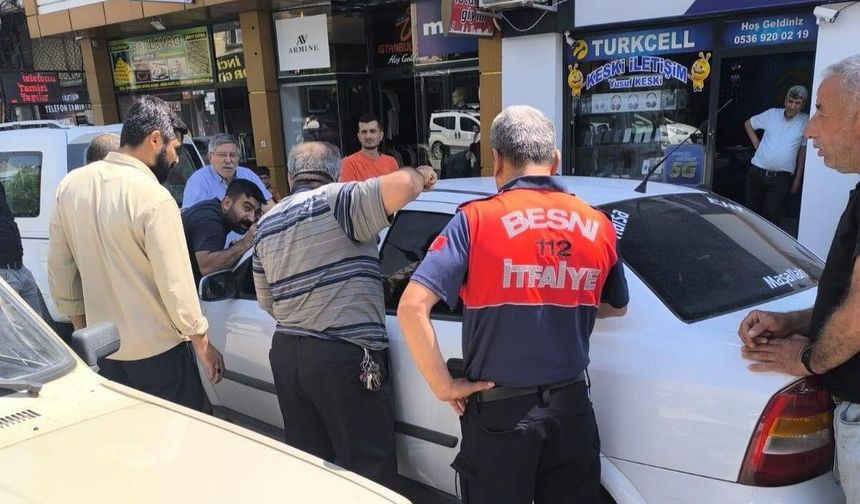 Besni'de Kilitli Araçta Kalan Çocuklara İtfaiye Müdahalesi
