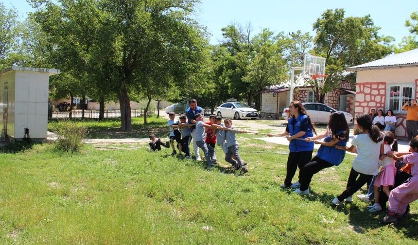 Gülşah Boy Gençlik Merkezi Tetirli'de Yüzleri Güldürdü