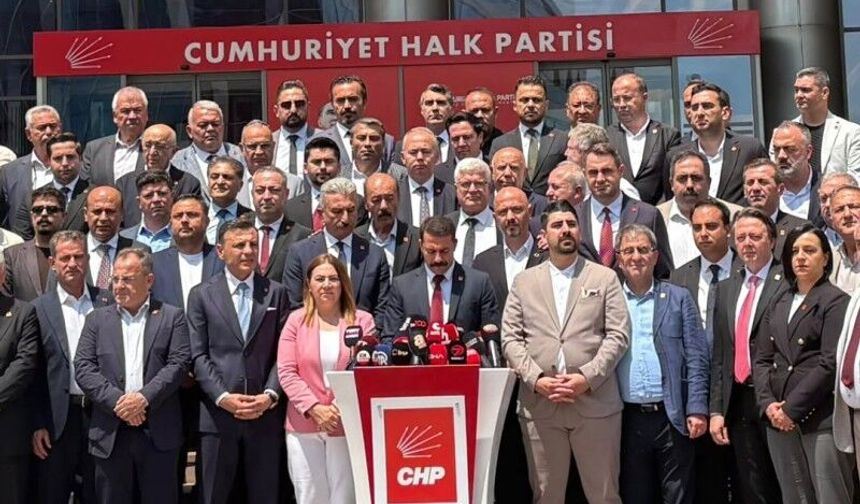 CHP'de Olağanüstü Kurultay İçin İmzalar Teslim Edildi